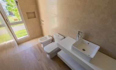 VENTA- Casa 3 Dormitorios con Jardín, Puerto Roldan
