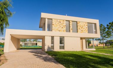 VENTA- Casa 3 Dormitorios con Jardín, Puerto Roldan