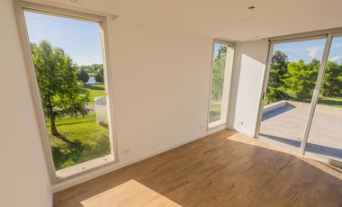 VENTA- Casa 3 Dormitorios con Jardín, Puerto Roldan