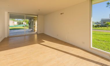 VENTA- Casa 3 Dormitorios con Jardín, Puerto Roldan