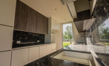VENTA- Casa 3 Dormitorios con Jardín, Puerto Roldan