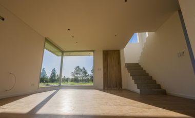 VENTA- Casa 3 Dormitorios con Jardín, Puerto Roldan