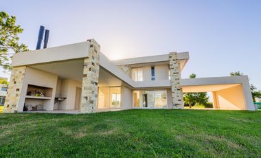 VENTA- Casa 3 Dormitorios con Jardín, Puerto Roldan