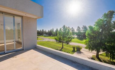 VENTA- Casa 3 Dormitorios con Jardín, Puerto Roldan