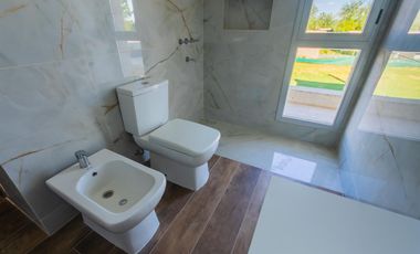 VENTA- Casa 3 Dormitorios con Jardín, Puerto Roldan