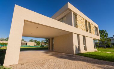 VENTA- Casa 3 Dormitorios con Jardín, Puerto Roldan
