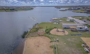 Casa al lago en venta, barrio Costas  - Puertos Escobar