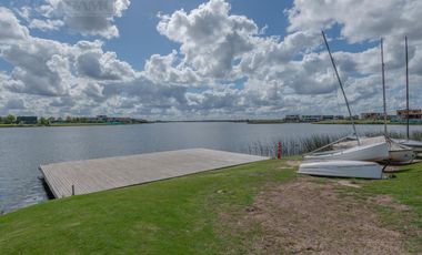 Casa al lago en venta, barrio Costas  - Puertos Escobar