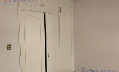 Departamento en  Alquiler de 3 ambientes con dependencia de servicio.