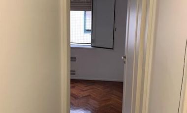 Departamento en  Alquiler de 3 ambientes con dependencia de servicio.