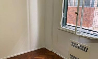 Departamento en  Alquiler de 3 ambientes con dependencia de servicio.