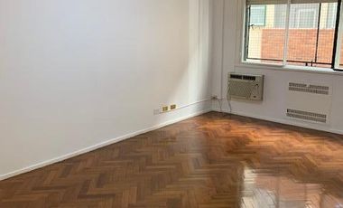 Departamento en  Alquiler de 3 ambientes con dependencia de servicio.