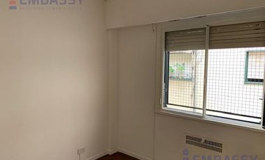 Departamento en  Alquiler de 3 ambientes con dependencia de servicio.