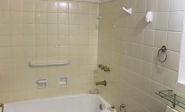 Departamento en  Alquiler de 3 ambientes con dependencia de servicio.