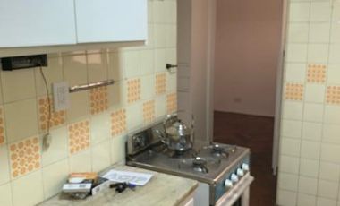 Departamento en  Alquiler de 3 ambientes con dependencia de servicio.