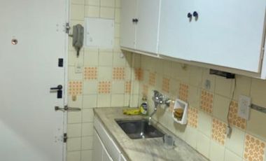 Departamento en  Alquiler de 3 ambientes con dependencia de servicio.