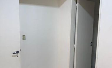 Departamento en  Alquiler de 3 ambientes con dependencia de servicio.