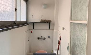 Departamento en  Alquiler de 3 ambientes con dependencia de servicio.