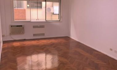 Departamento en  Alquiler de 3 ambientes con dependencia de servicio.