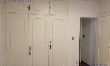 Departamento en  Alquiler de 3 ambientes con dependencia de servicio.