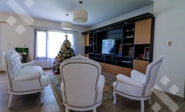 En Venta casa de 3 dormitorios,  con Jardín y Piscina, B° Knudsen, Plottier.