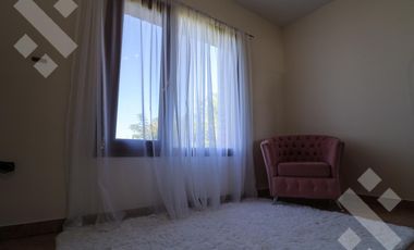 En Venta casa de 3 dormitorios,  con Jardín y Piscina, B° Knudsen, Plottier.