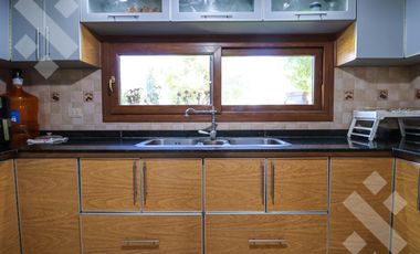 En Venta casa de 3 dormitorios,  con Jardín y Piscina, B° Knudsen, Plottier.