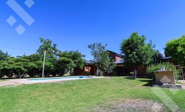En Venta casa de 3 dormitorios,  con Jardín y Piscina, B° Knudsen, Plottier.