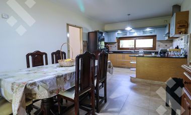En Venta casa de 3 dormitorios,  con Jardín y Piscina, B° Knudsen, Plottier.