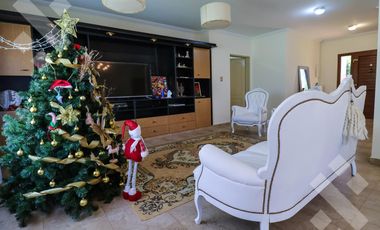 En Venta casa de 3 dormitorios,  con Jardín y Piscina, B° Knudsen, Plottier.