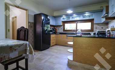 En Venta casa de 3 dormitorios,  con Jardín y Piscina, B° Knudsen, Plottier.