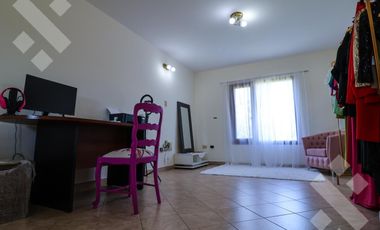 En Venta casa de 3 dormitorios,  con Jardín y Piscina, B° Knudsen, Plottier.