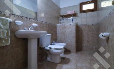 En Venta casa de 3 dormitorios,  con Jardín y Piscina, B° Knudsen, Plottier.