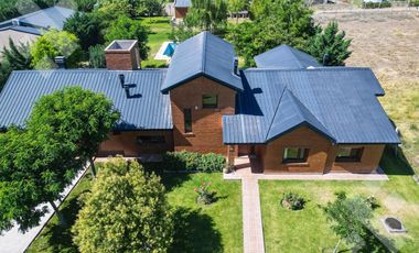 En Venta casa de 3 dormitorios,  con Jardín y Piscina, B° Knudsen, Plottier.
