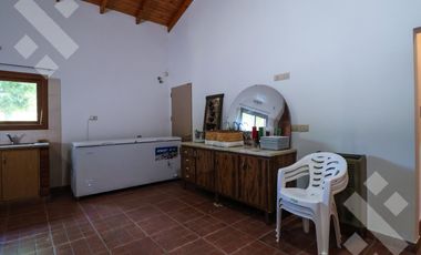 En Venta casa de 3 dormitorios,  con Jardín y Piscina, B° Knudsen, Plottier.