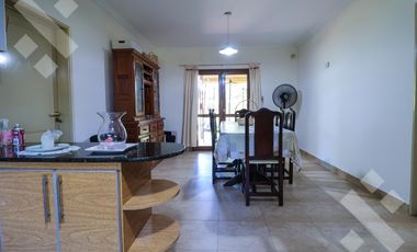 En Venta casa de 3 dormitorios,  con Jardín y Piscina, B° Knudsen, Plottier.
