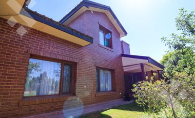 En Venta casa de 3 dormitorios,  con Jardín y Piscina, B° Knudsen, Plottier.