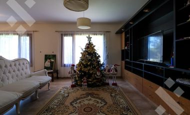 En Venta casa de 3 dormitorios,  con Jardín y Piscina, B° Knudsen, Plottier.