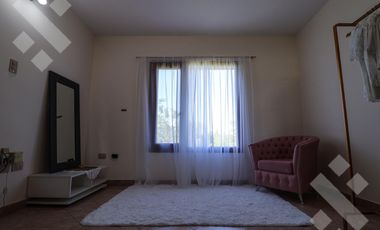En Venta casa de 3 dormitorios,  con Jardín y Piscina, B° Knudsen, Plottier.