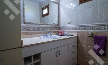 En Venta casa de 3 dormitorios,  con Jardín y Piscina, B° Knudsen, Plottier.