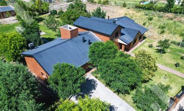 En Venta casa de 3 dormitorios,  con Jardín y Piscina, B° Knudsen, Plottier.