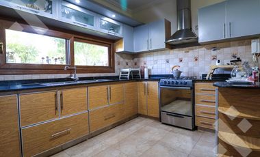 En Venta casa de 3 dormitorios,  con Jardín y Piscina, B° Knudsen, Plottier.
