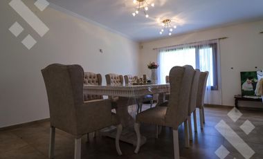 En Venta casa de 3 dormitorios,  con Jardín y Piscina, B° Knudsen, Plottier.