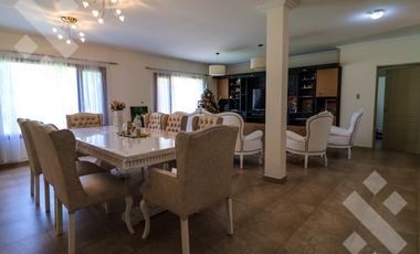 En Venta casa de 3 dormitorios,  con Jardín y Piscina, B° Knudsen, Plottier.