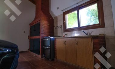 En Venta casa de 3 dormitorios,  con Jardín y Piscina, B° Knudsen, Plottier.