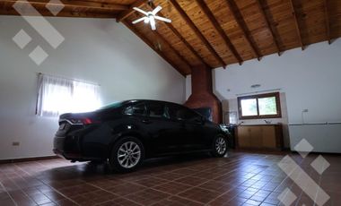 En Venta casa de 3 dormitorios,  con Jardín y Piscina, B° Knudsen, Plottier.