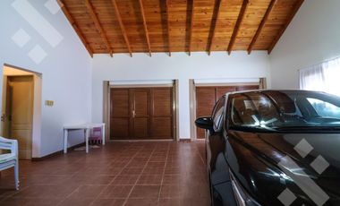 En Venta casa de 3 dormitorios,  con Jardín y Piscina, B° Knudsen, Plottier.
