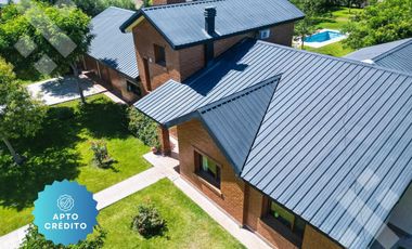 En Venta casa de 3 dormitorios,  con Jardín y Piscina, B° Knudsen, Plottier.