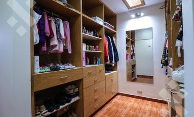 En Venta casa de 3 dormitorios,  con Jardín y Piscina, B° Knudsen, Plottier.