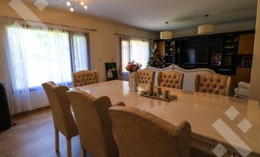 En Venta casa de 3 dormitorios,  con Jardín y Piscina, B° Knudsen, Plottier.